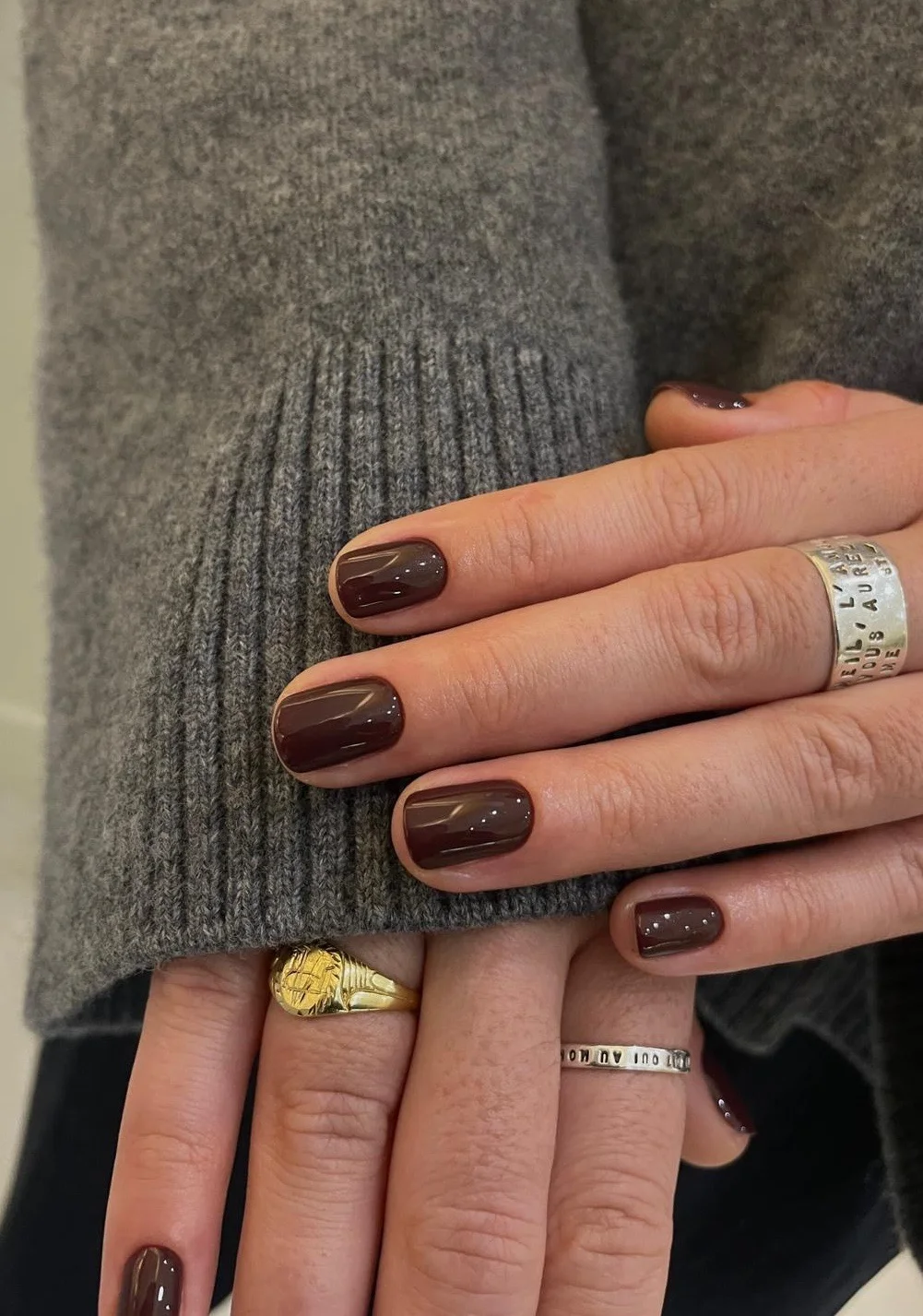 Gainage fini — ongles courts avec rendu naturel, épaisseur légère visible de côté