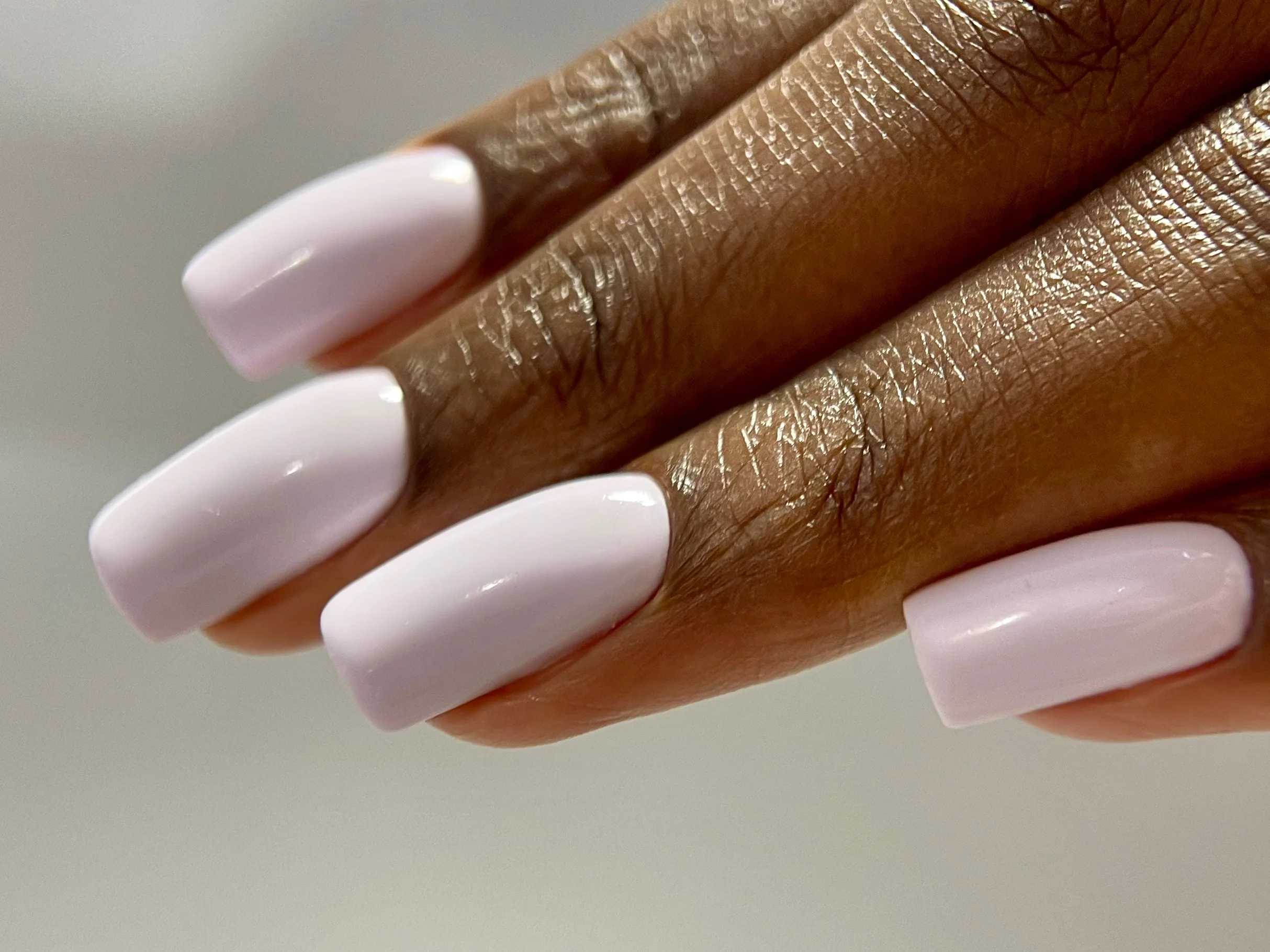 Résultat manucure russe — macro ongle fini, couleur nette à 0,5mm des cuticules