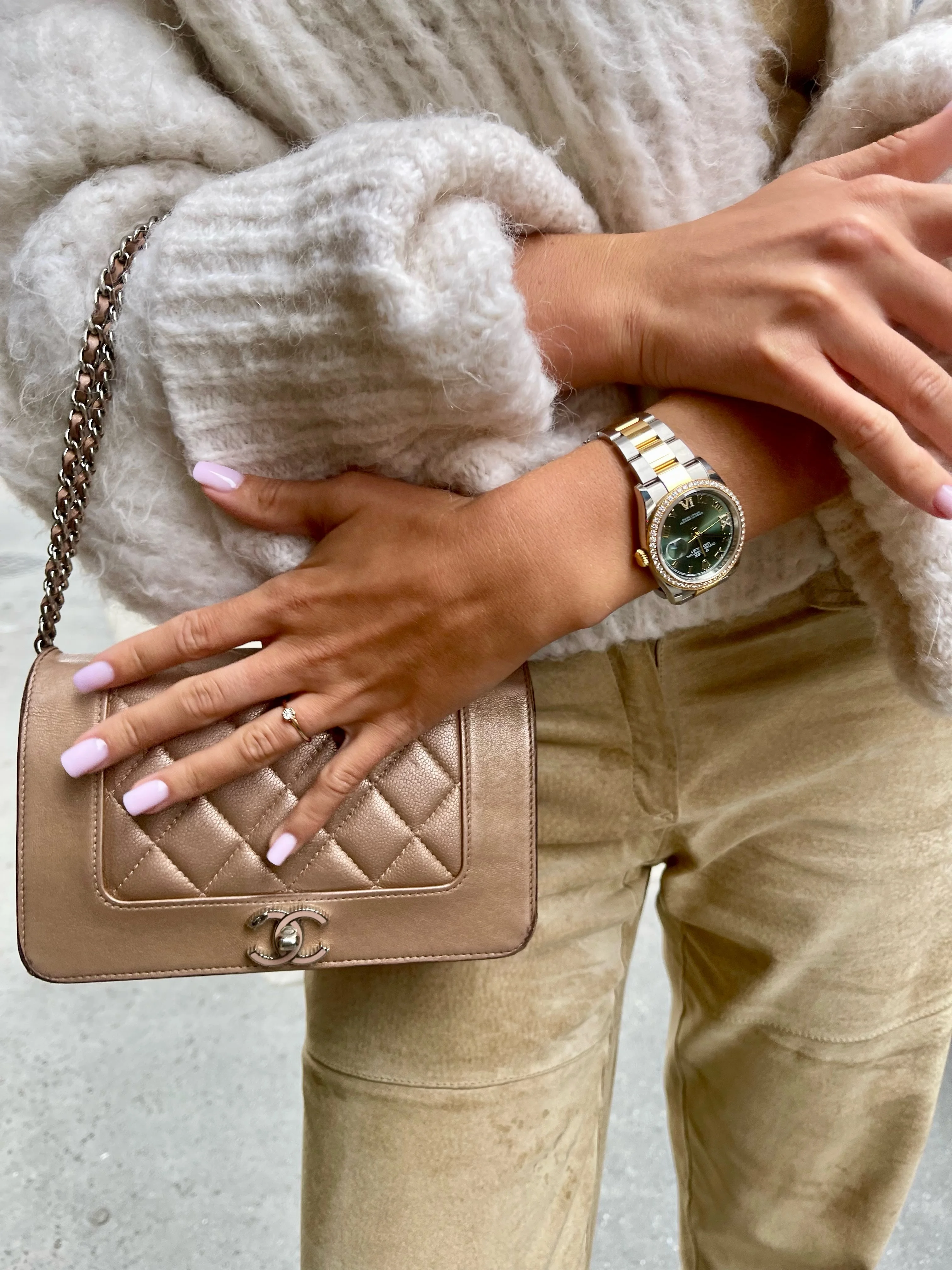 Technicienne manucure russe — geste précis sur cuticules