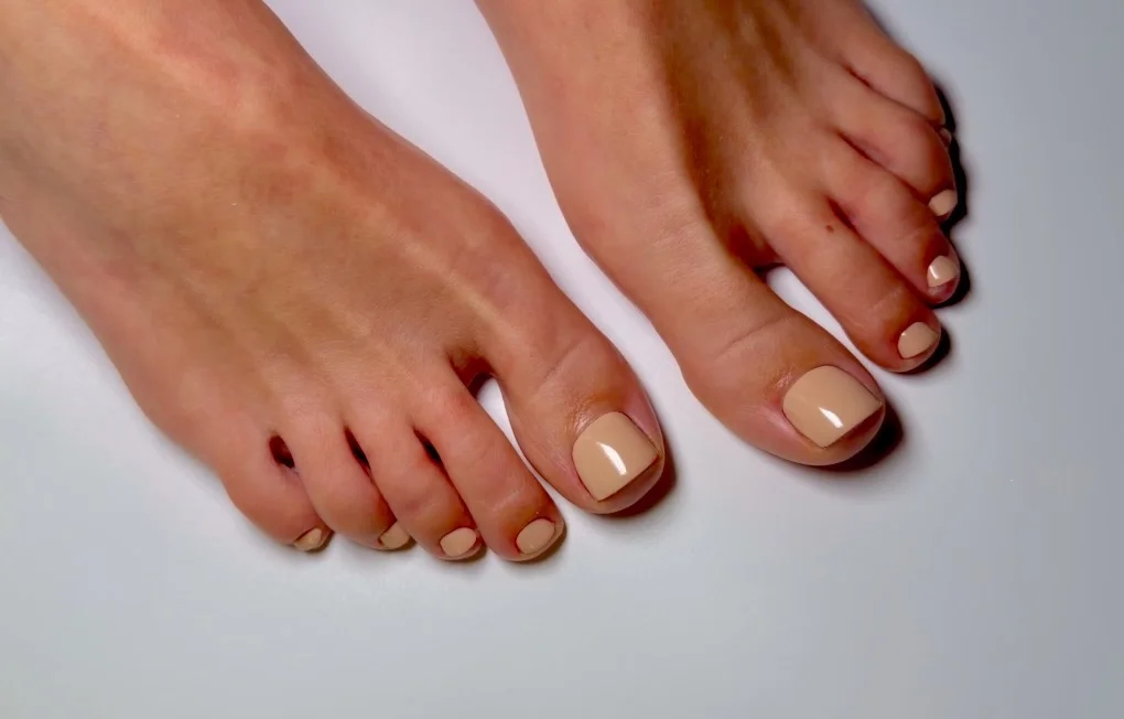 Résultat pédicure — pieds soignés, talons lisses, ongles nets