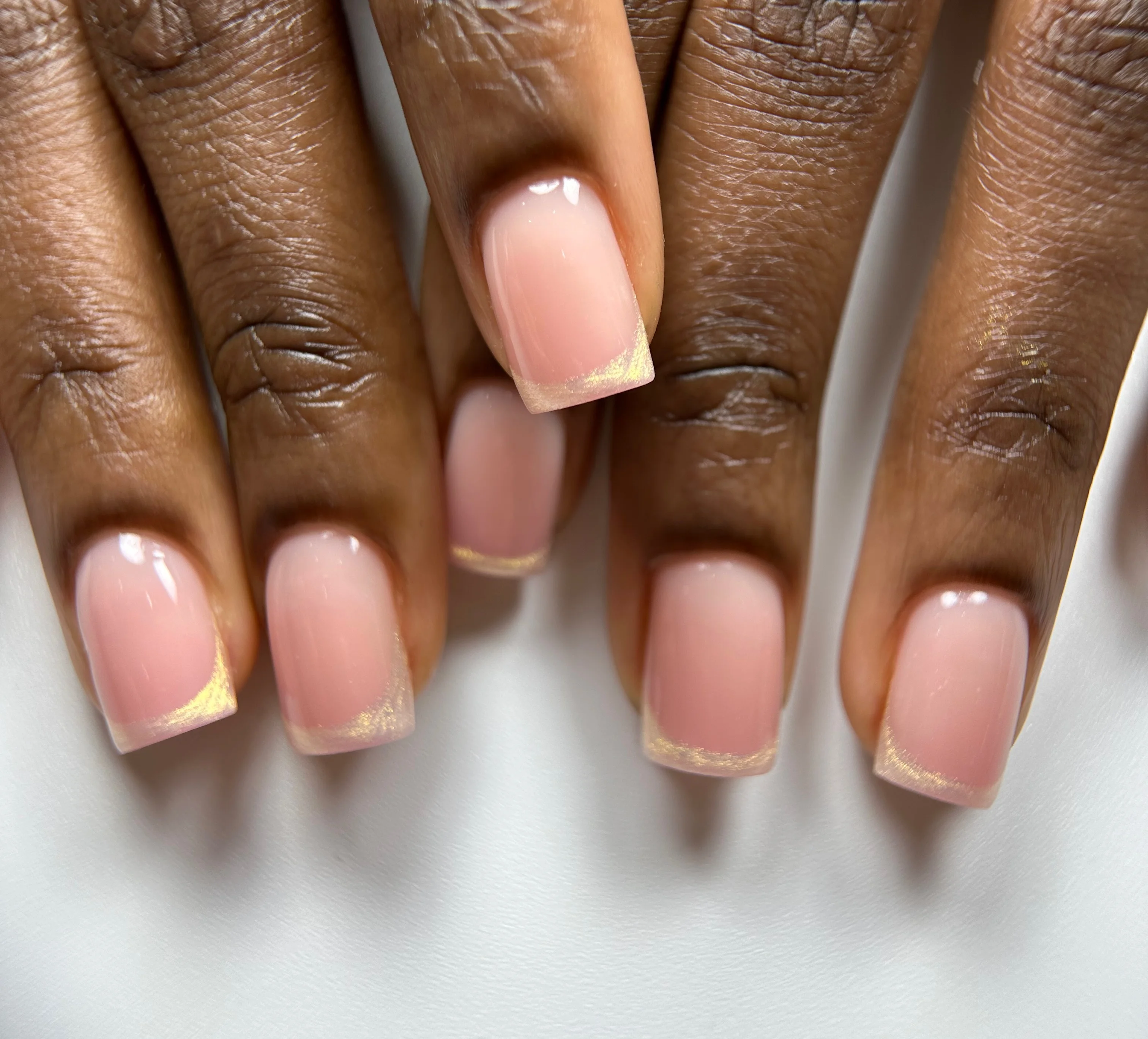 Ongles fragiles traités par renforcement gel